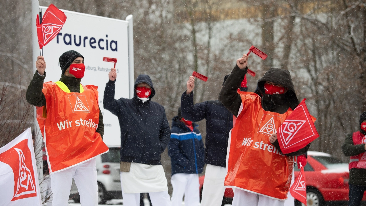 150 Beschäftigte beim Autositzhersteller Faurecia in Neuburg bei Ingolstadt legen die Arbeit nieder
