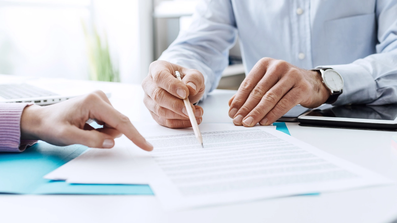 Beratungssituation an einem Schreibtisch