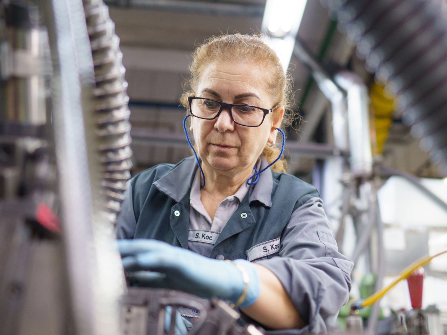 Sebiha Koc arbeitet beim Autozulieferer AVO Carbon in Frankfurt am Main
