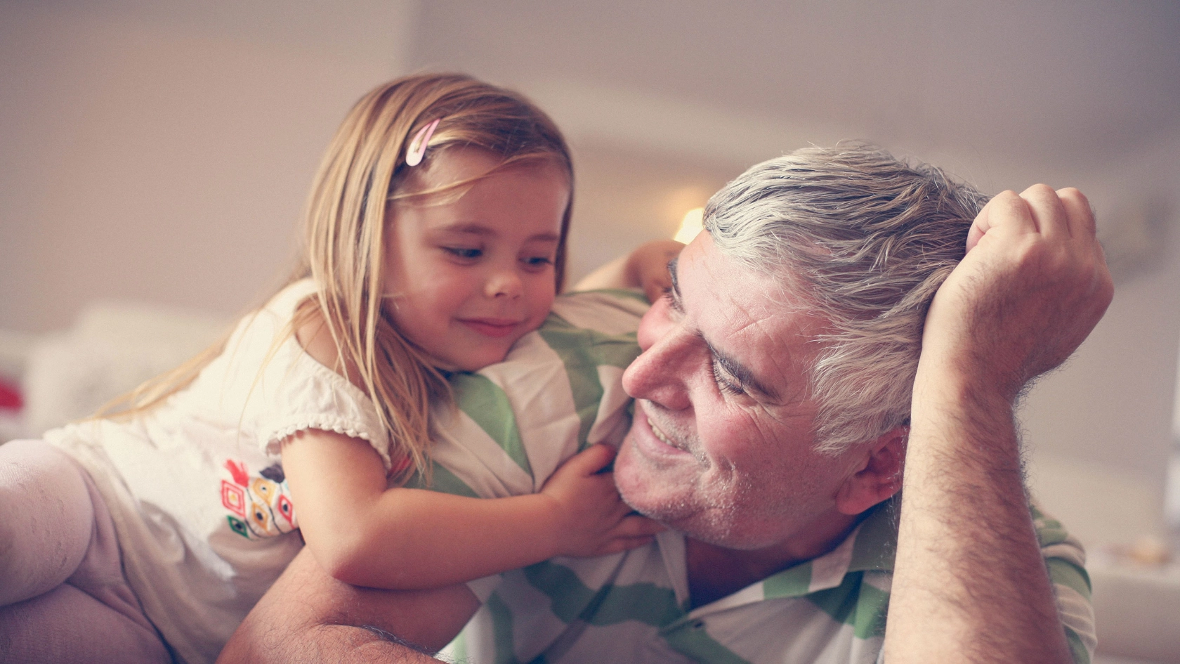 Kind spielt mit ihrem Opa