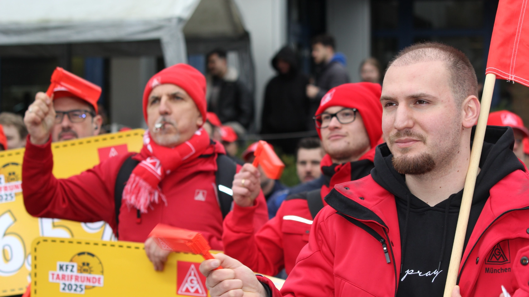 Demo zur 1. Tarifverhandlung KFZ-Handwerk Bayern in München