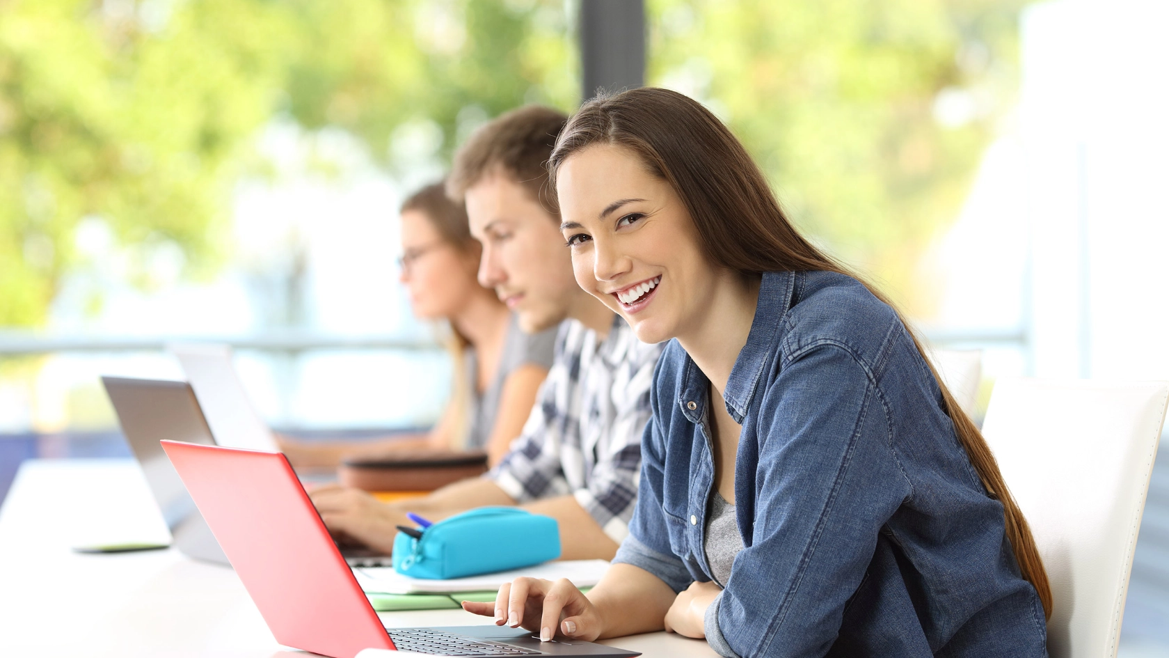 Studenten mit einem Laptop in der Universität 