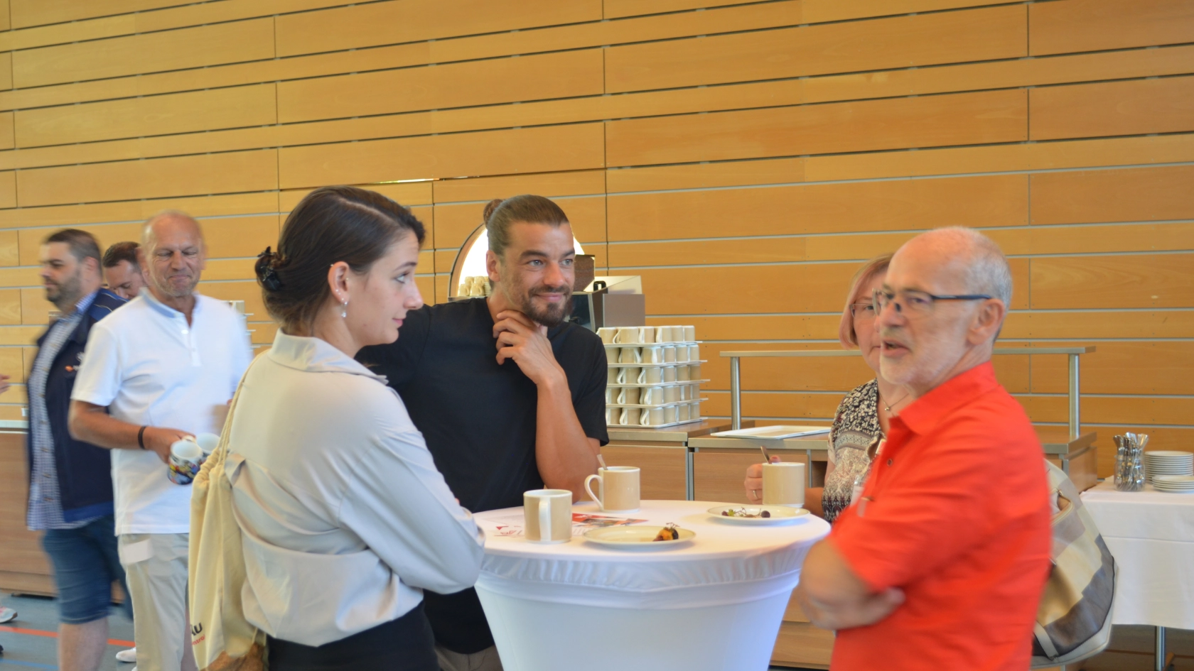 Robert redet mit den Kolleg*innen von Schaltbau