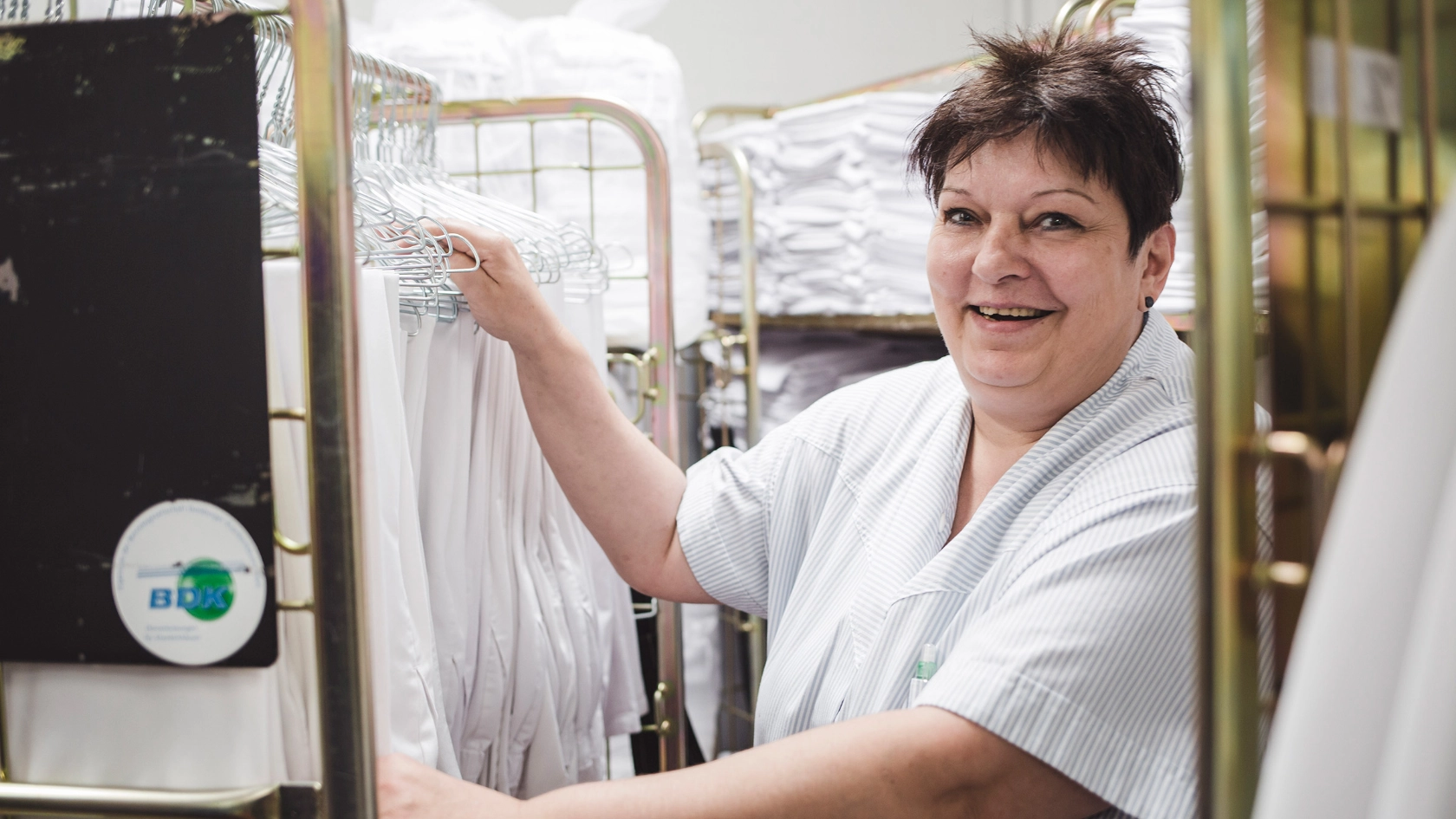 Beschäftigte einer Wäscherei an ihrem Arbeitsplatz