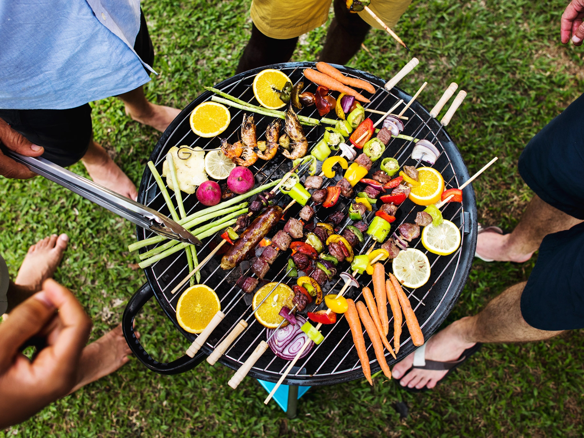 Jugendliche genießen zusammen eine Grillparty