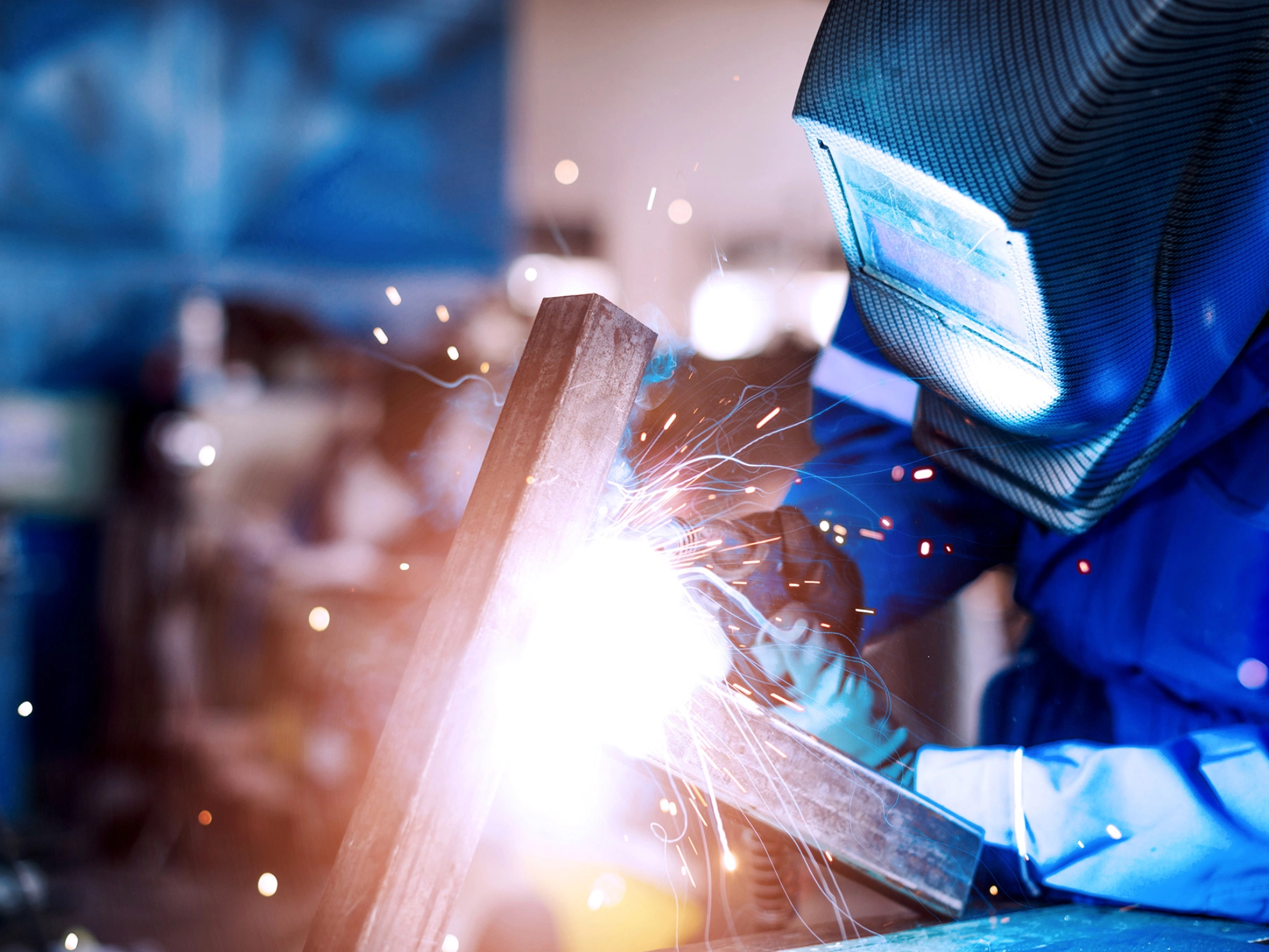 Schweißer mit Schweißermaske.