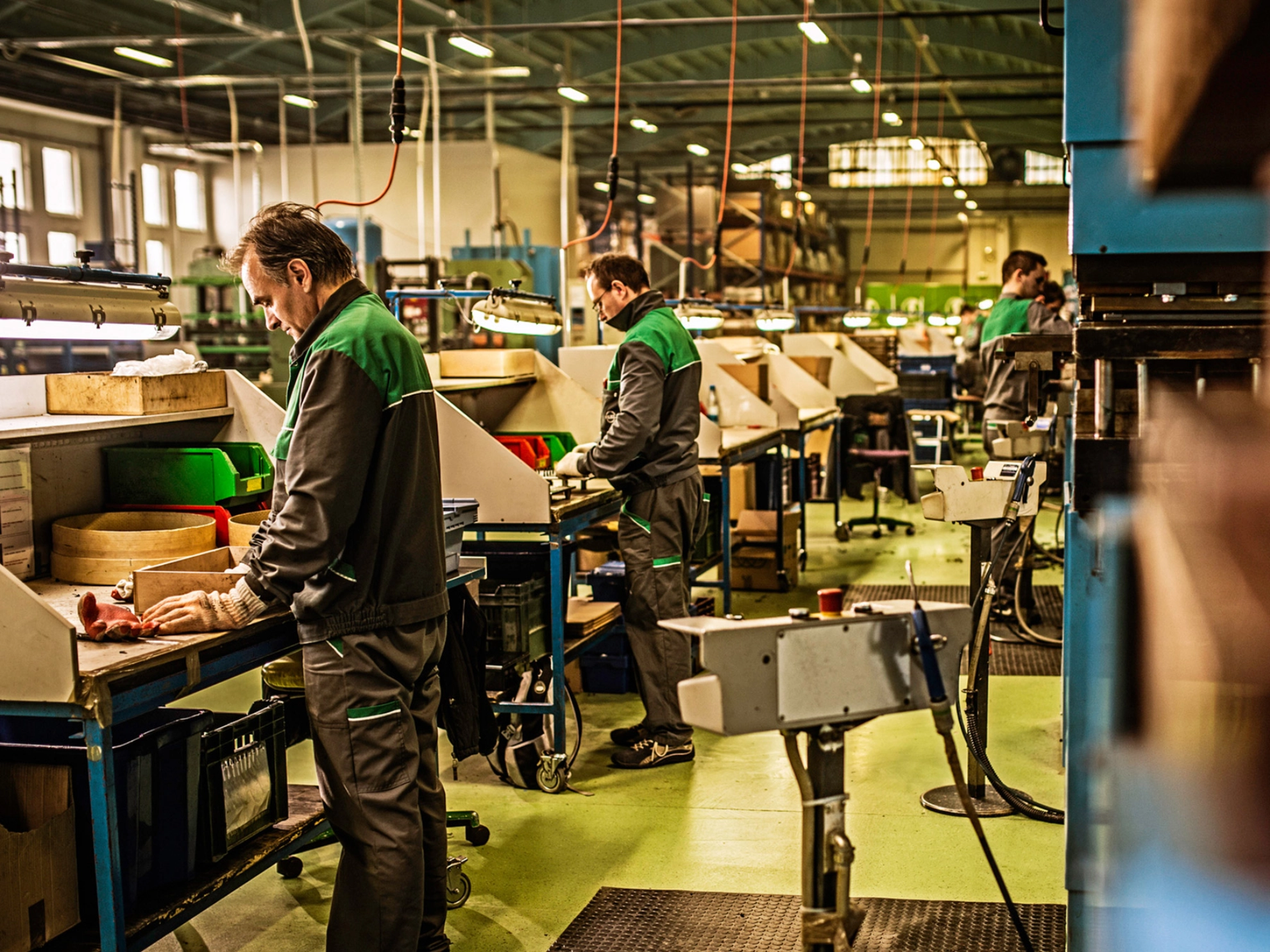 Zwei Männer in einer Produktionsstätte.