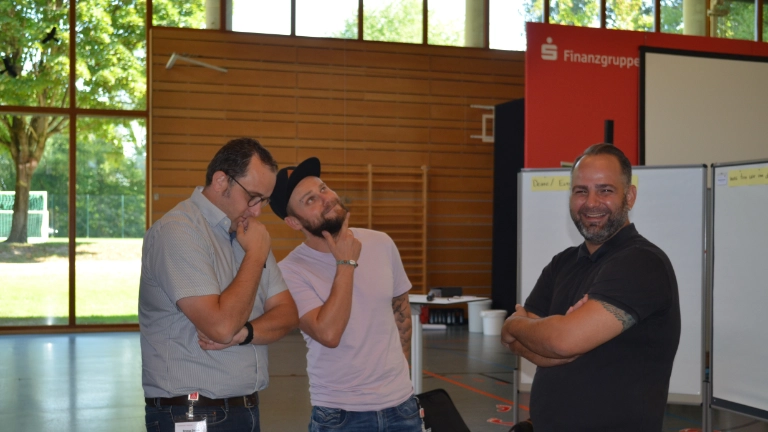 Kollegen der Firma Wolf posieren vor der Kamera