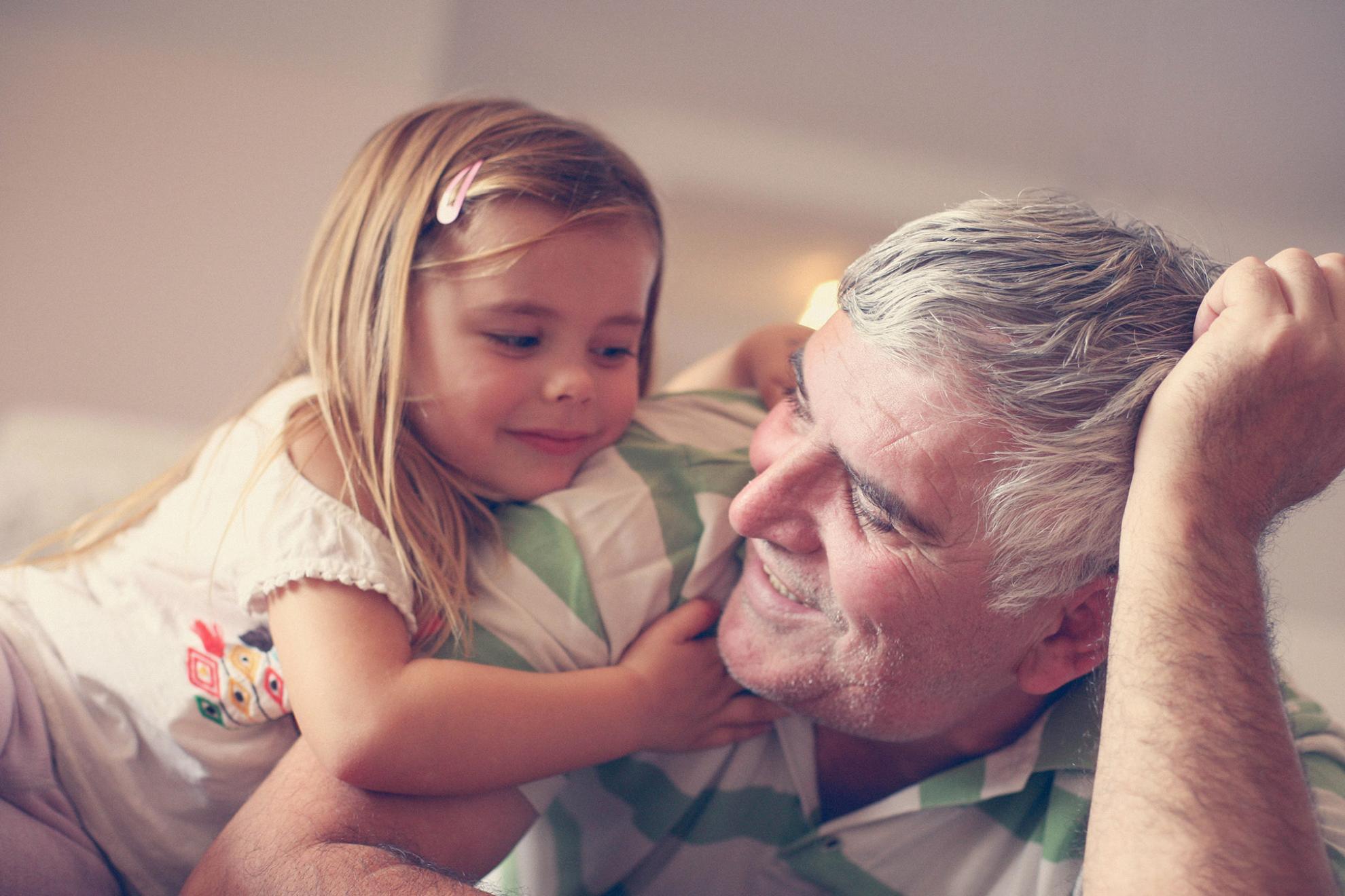 Kind spielt mit ihrem Opa