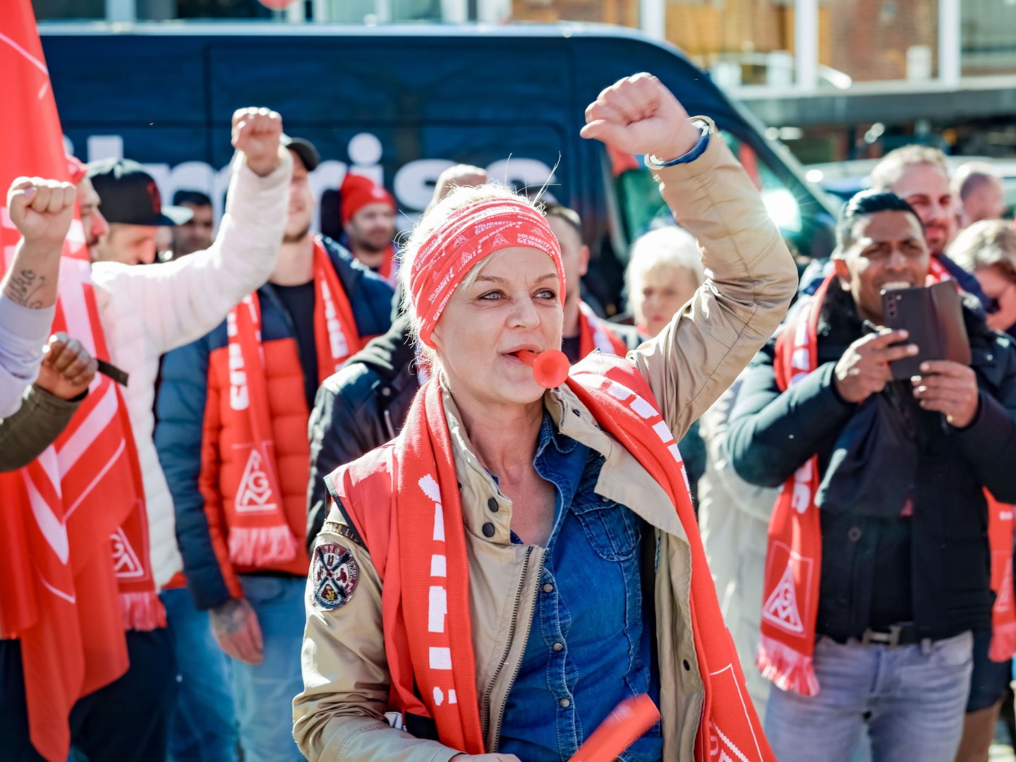 Eine Frau beim Warnstreik bei Kenvue in Wuppertal in der Tarifrunde der Textil- und Bekleidungsindustrie West