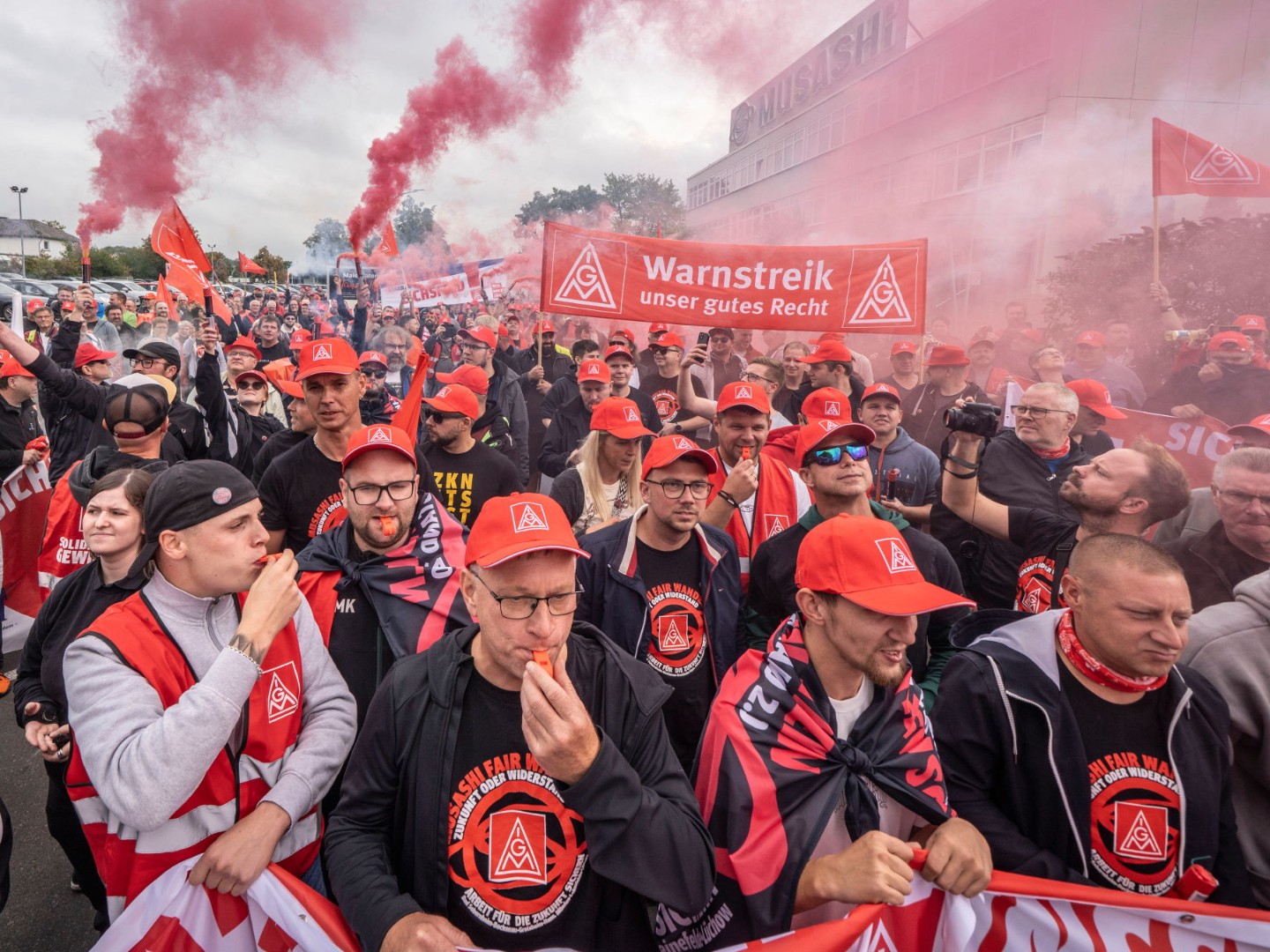 Beschäftigte im Warnstreik bei Musashi